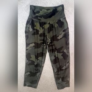 Old Navy  Camouflage Crop Leggings